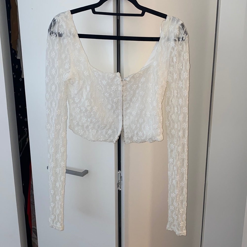 White lace clasp long sleeve crop top